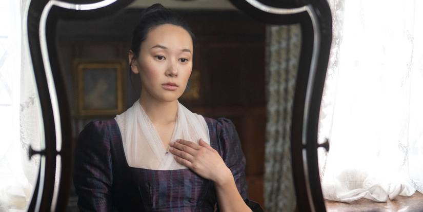 Sophie Baek (Yerin Ha) melihat dirinya di cermin di 'Bridgerton' Musim 4.