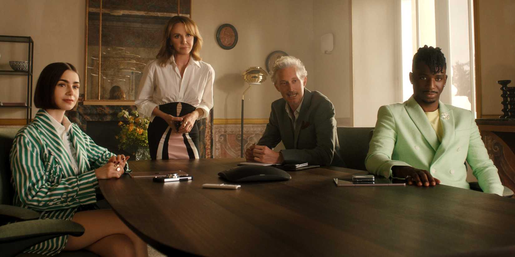 Lily Collins, Leroy-Beaulieau Filipina, Samuel Arnold, Bruno Gouery di Agence Grateau, Emily di Paris