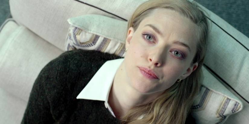 Amanda Seyfried as Katie Davis sitting and looking upwards in Fathers & Daughters.