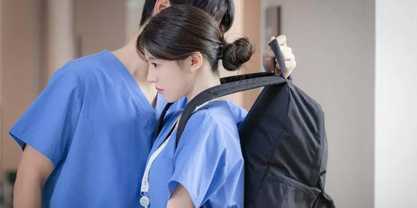 Oh I-yeong (Go Young-jung) getting her bag taken in 'Resident Playbook'.