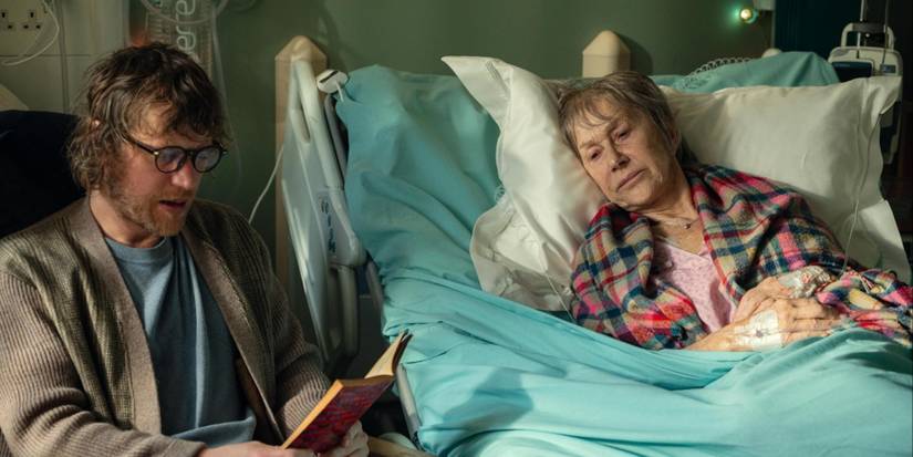 Johnny Flynn membaca di samping Helen Mirren di 'Goodbye June'.