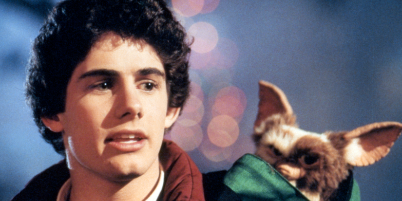 Gizmo sits in Billy's (Zach Galligan) backpack in 'Gremlins'