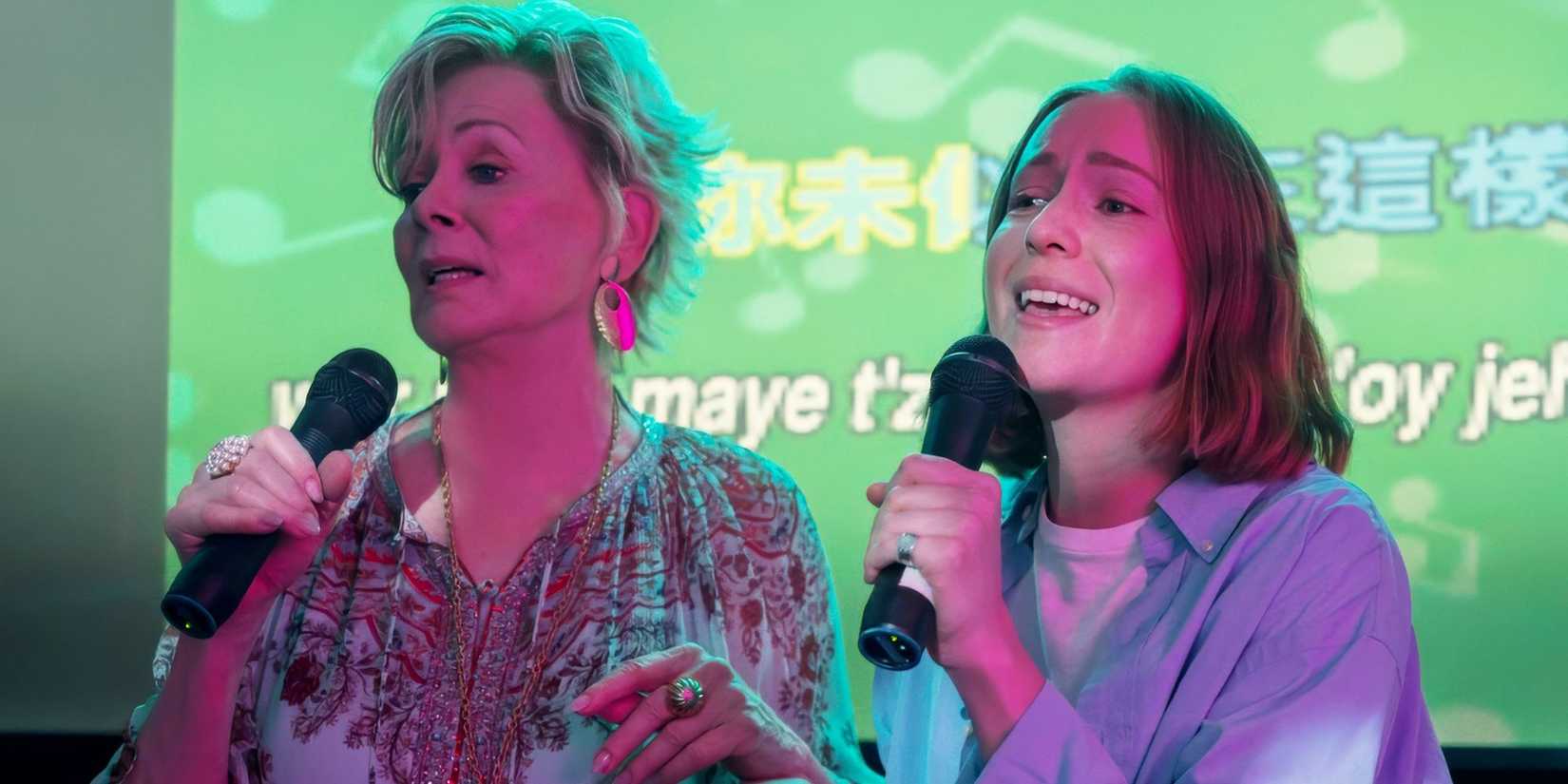 Jean Smart as Deborah and Hannah Einbinder as Ava singing karaoke in Hacks.
