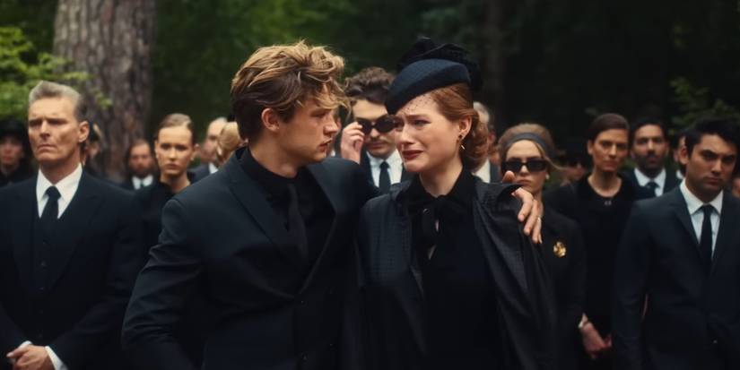 James Beufort (Damian Hardung) consoling a crying Lydia Beufort (Sonja Weißer) in Maxton Hall.