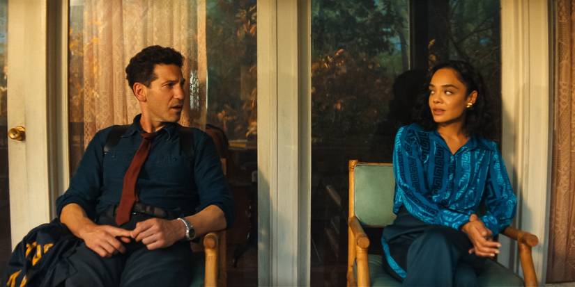 Jon Bernthal et Tessa Thompson sont assis à part sur des chaises et se regardent attentivement dans His & Hers.