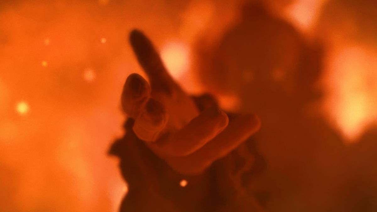 Pennywise extending a hand in IT: Welcome to Derry