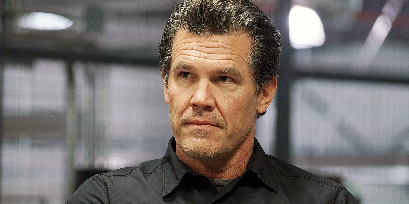 Josh Brolin sitting in Sicario
