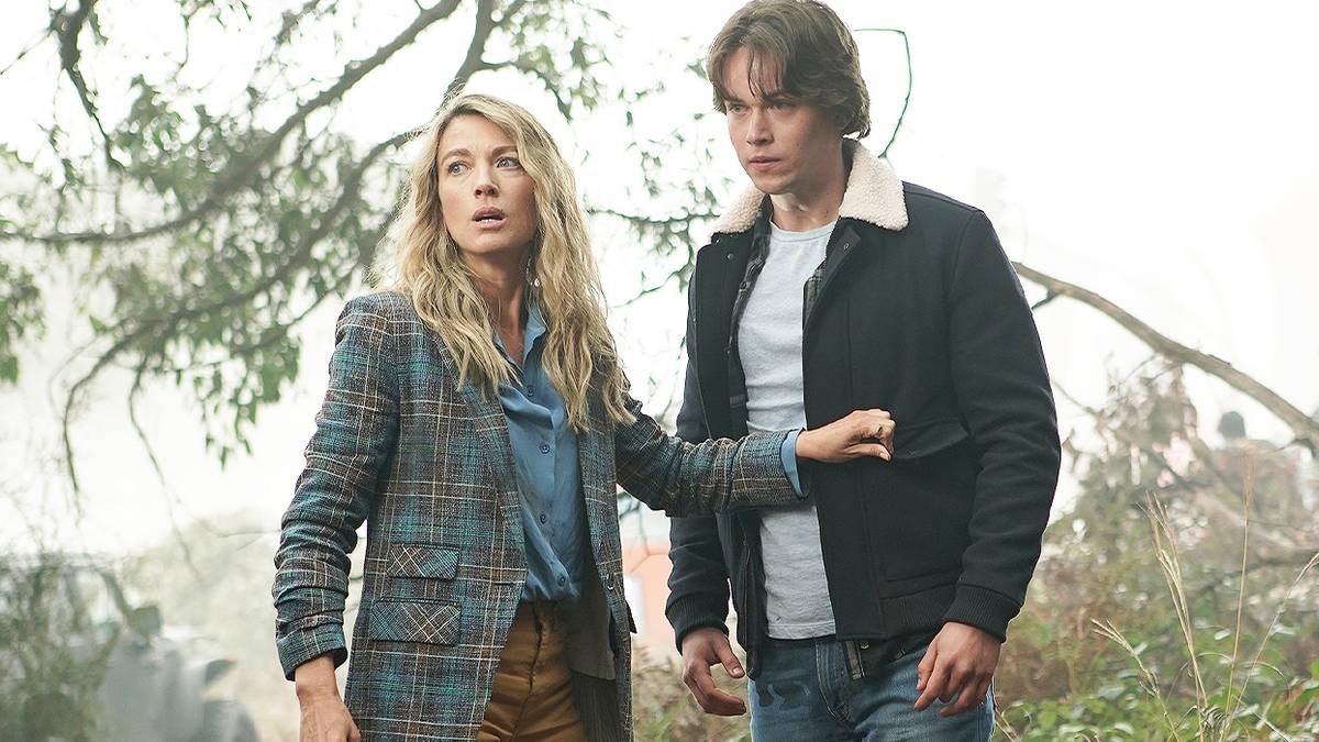 Natalie Zea and Jack Martin looking panicked in La Brea