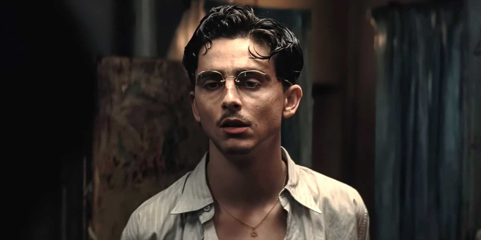 Timothée Chalamet de pie en su habitación de Marty Supreme