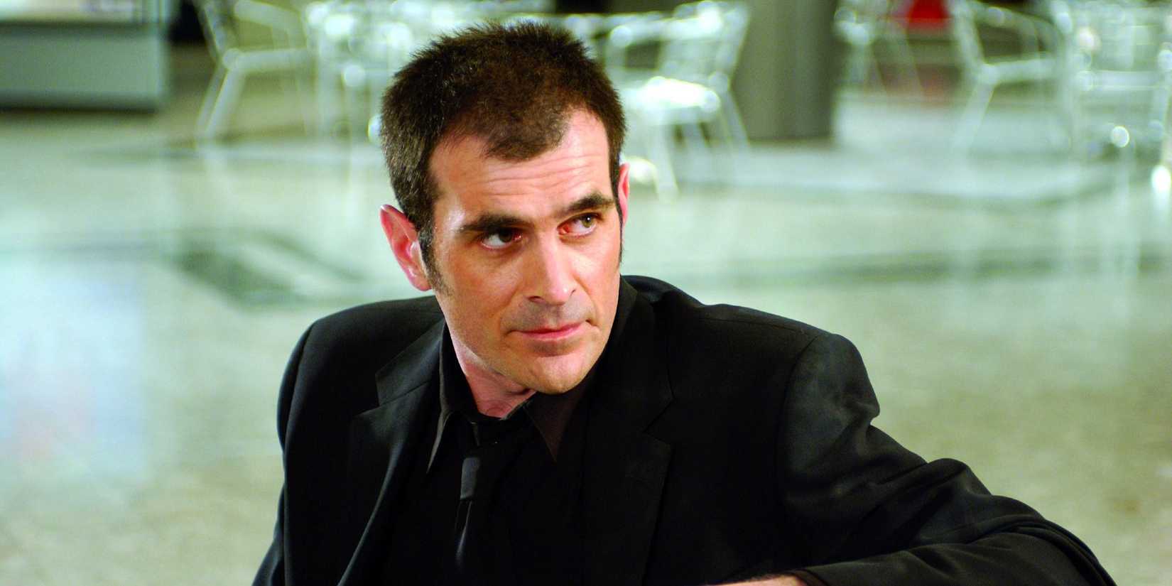 Ty Burrell looking up in an abandoned mall in Dawn of the Dead 2004 (Zack Snyder)