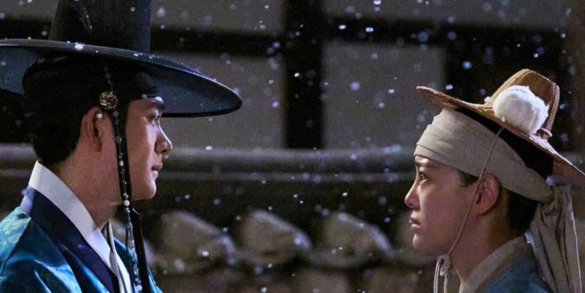 Kang Tae-oh and Kim Se-jeong looking at each other emotionally in Moon River.