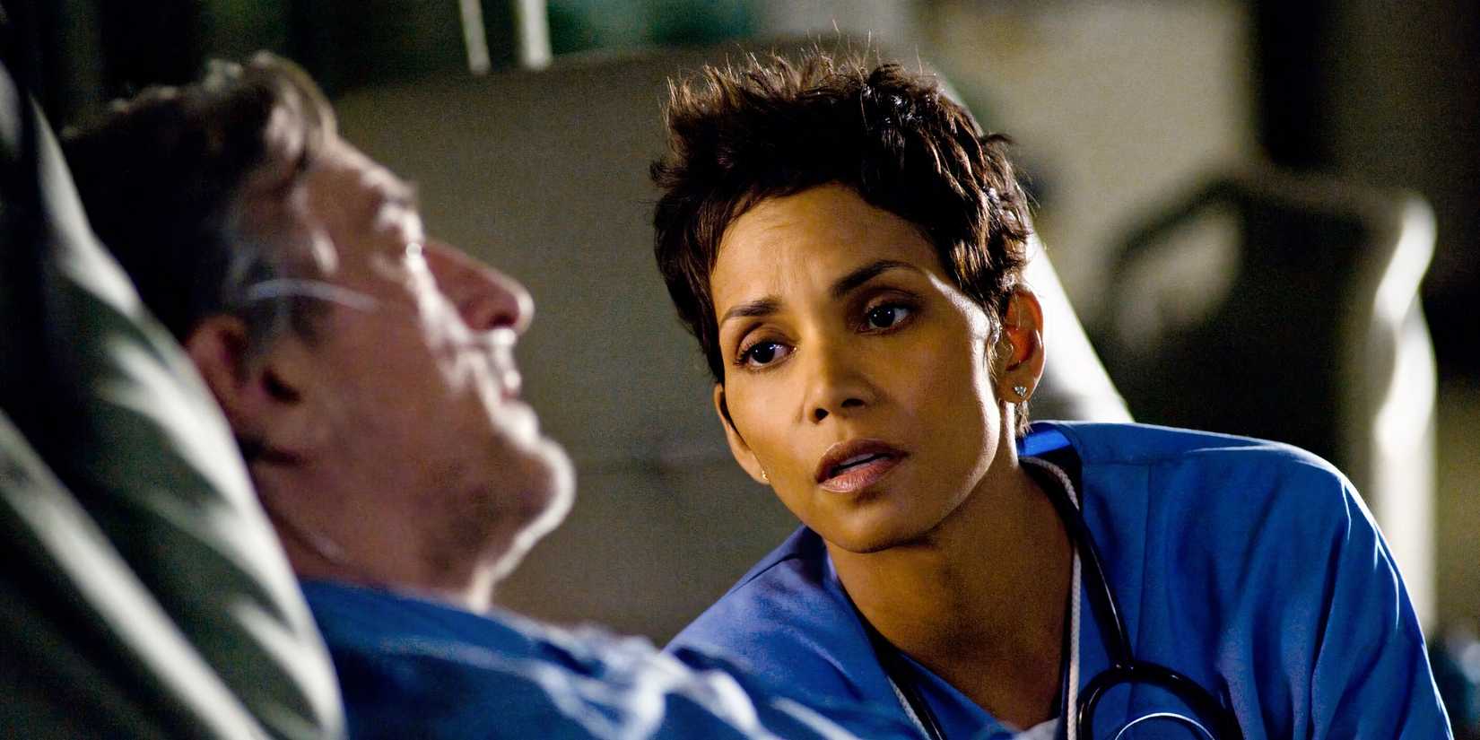 Robert De Niro and Halle Berry as Stan and Nurse Aimee having a conversation at the hospital in New Year's Eve.