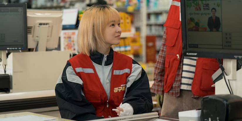 Yoo Mi-ji (Park Bo-young) manning a cash register in 'Our Unwritten Seoul'.