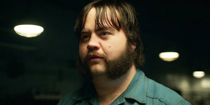 Paul Walter Hauser tampak menakutkan ke depan sebagai Larry Hall di Black Bird