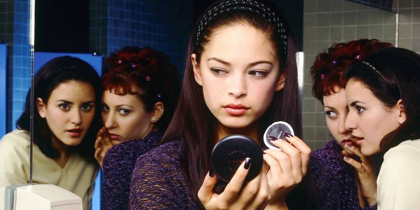 Kristin Kreuk sebagai Laurel, Vanessa King sebagai Anika dan Elena Nep sebagai Erin di Edgemont