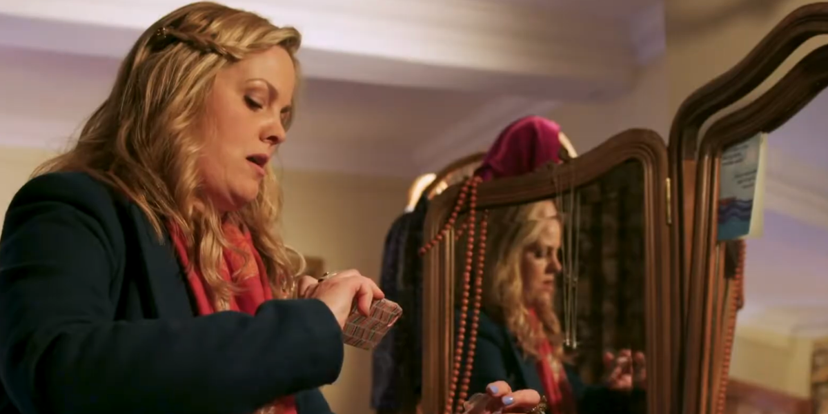 Joy Joyner em Shakespeare and Hathaway: Private Investigators.