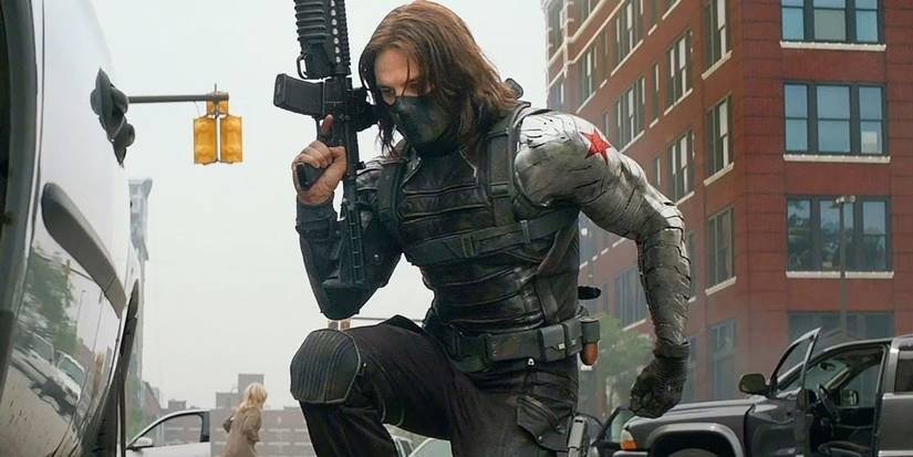 Sebastian Stan memegang pistol dan berlutut di Captain America: The Winter Soldier