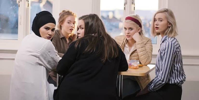 Sana, Eva, Chris, Vilde, and Noora sitting at the lunch table together in Skam Norway