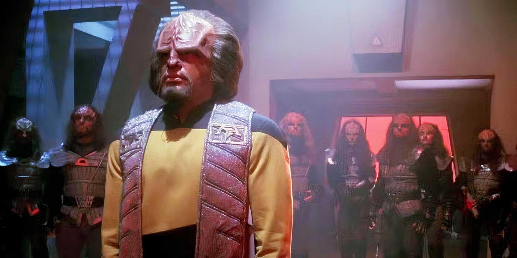 Worf berdiri di ruang Dewan Tinggi Klingon di Star Trek: Dosa Ayah Generasi Berikutnya