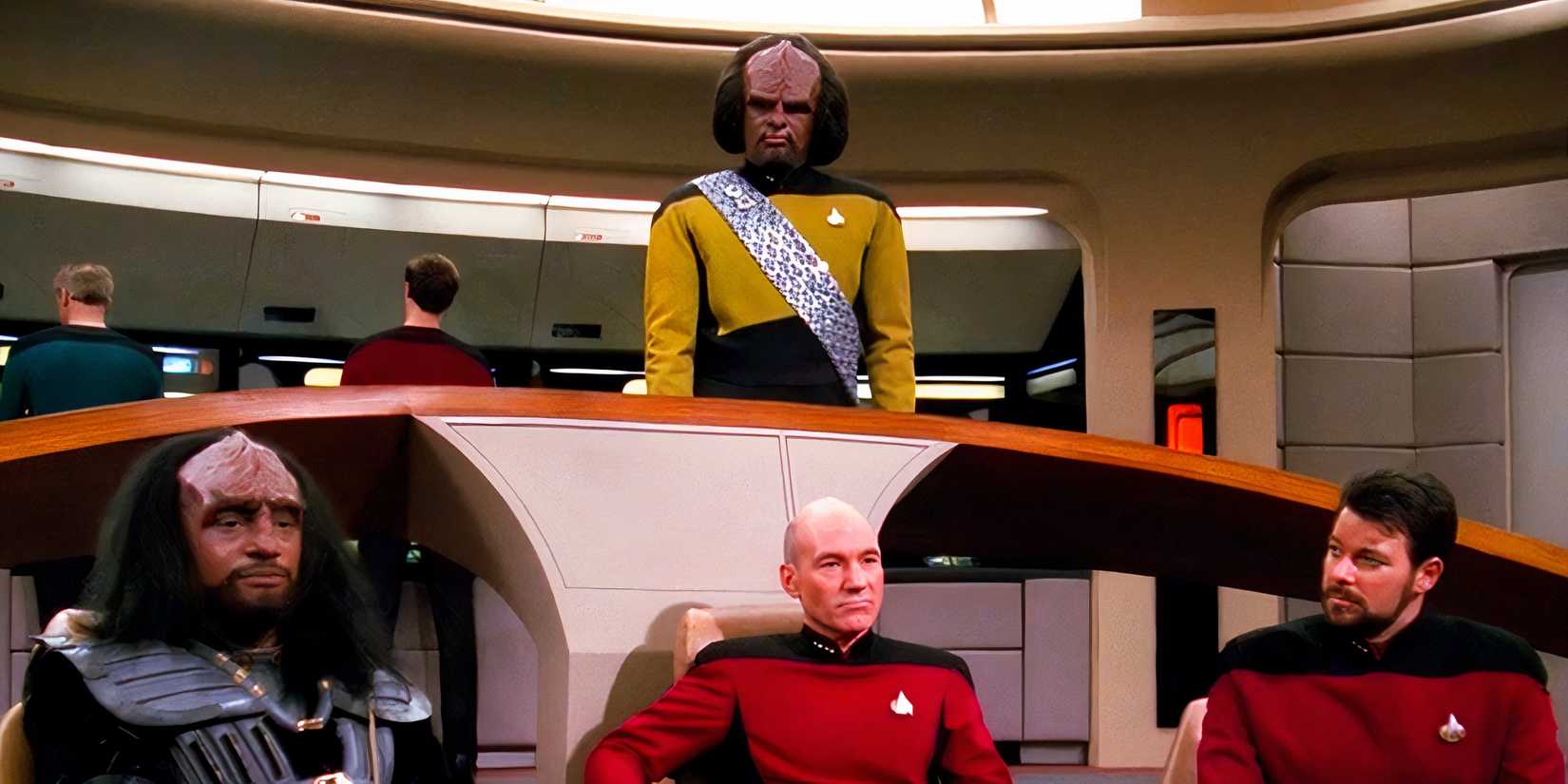 Курн сидит на мосту рядом с Пикардом и Райкером, а Ворф стоит позади них в «Звездном пути: Следующее поколение».