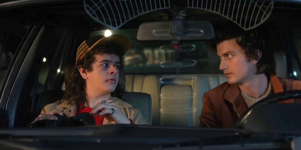 Steve Harrington e Dustin Henderson em um carro em Stranger Things 5
