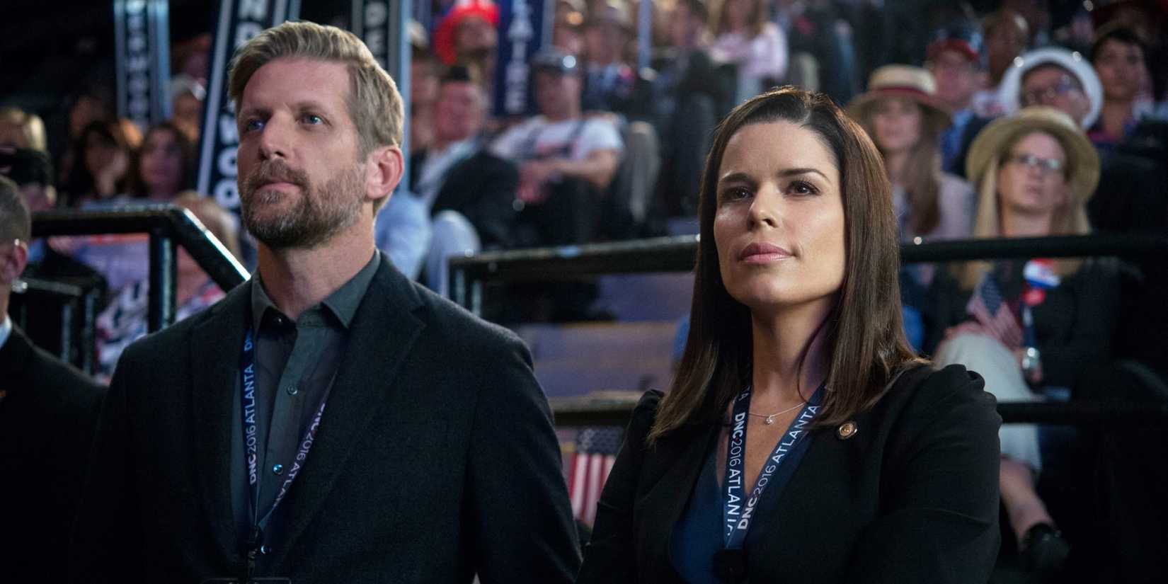 نيف كامبل يشاهد من جانب موقع تصوير برنامج تلفزيوني في House of Cards