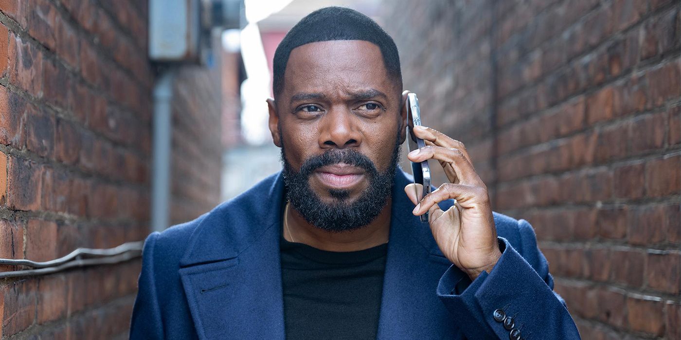 Muncie Daniels dari Colman Domingo berjalan menyusuri gang sambil menelepon. 