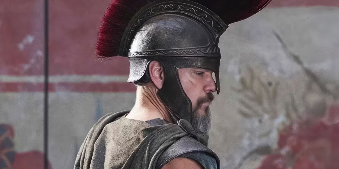 Matt Damon sebagai Odysseus mengenakan helm dan melihat ke samping dalam film The Odyssey.