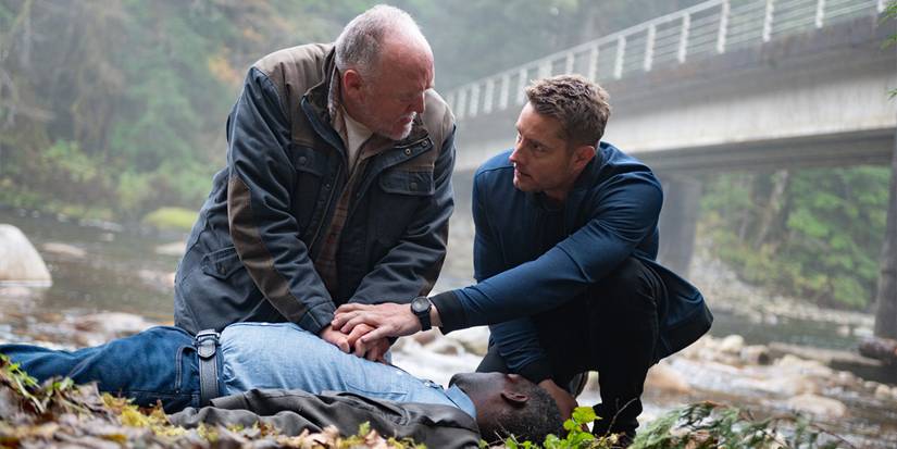 Brent Sexton sebagai Keaton berlutut di samping Justin Hartley sebagai Colter Shaw di atas Dobbs di Tracker Musim 3