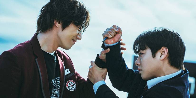 Park Ji-hoon as Si-eun struggling against his attacker in Weak Hero Class 2.