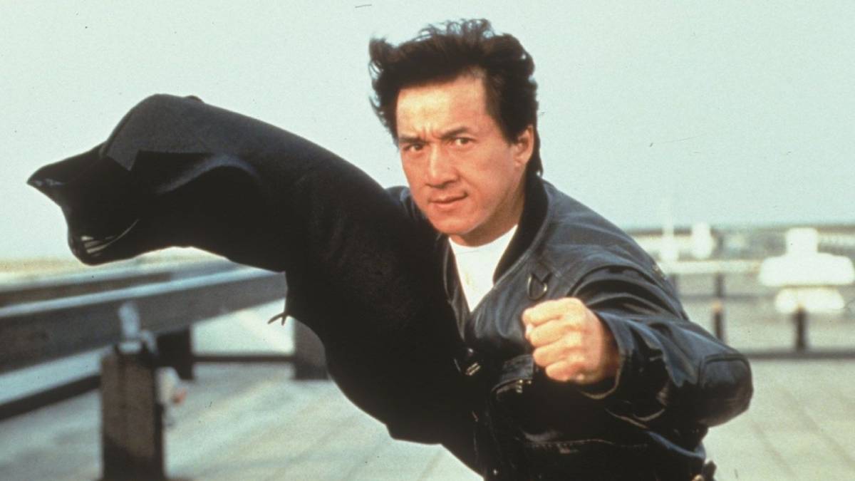 Jackie Chan posing on top of a skyscraper ready to fight in Who Am I? (1998)