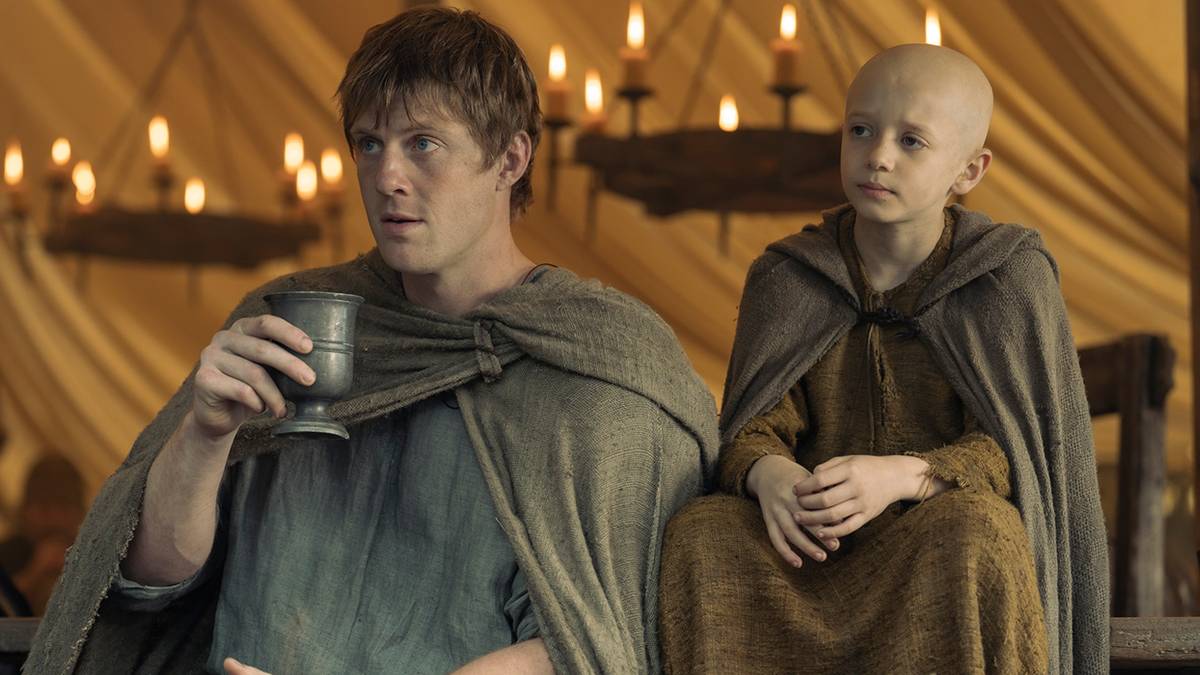Peter Claffey as Dunk sitting with Dexter Sol Ansell as Egg in A Knight of the Seven Kingdoms Season 1