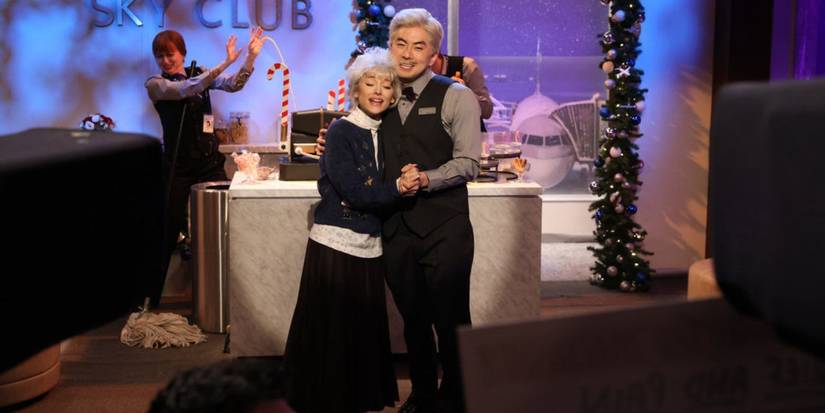Ariana Grande y Bowen Yang se abrazan durante el boceto final de SNL.