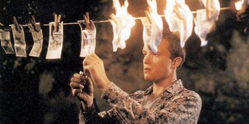 August Diehl burning pictures in '23' (1998)