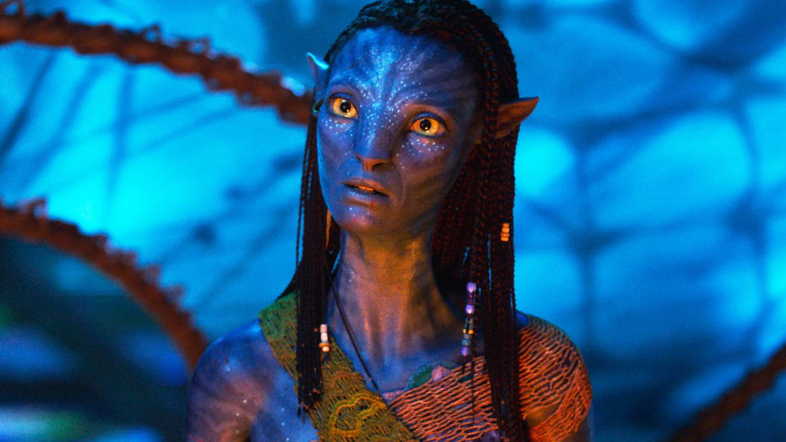 A Na'vi looks confused in Avatar: Fire and Ash