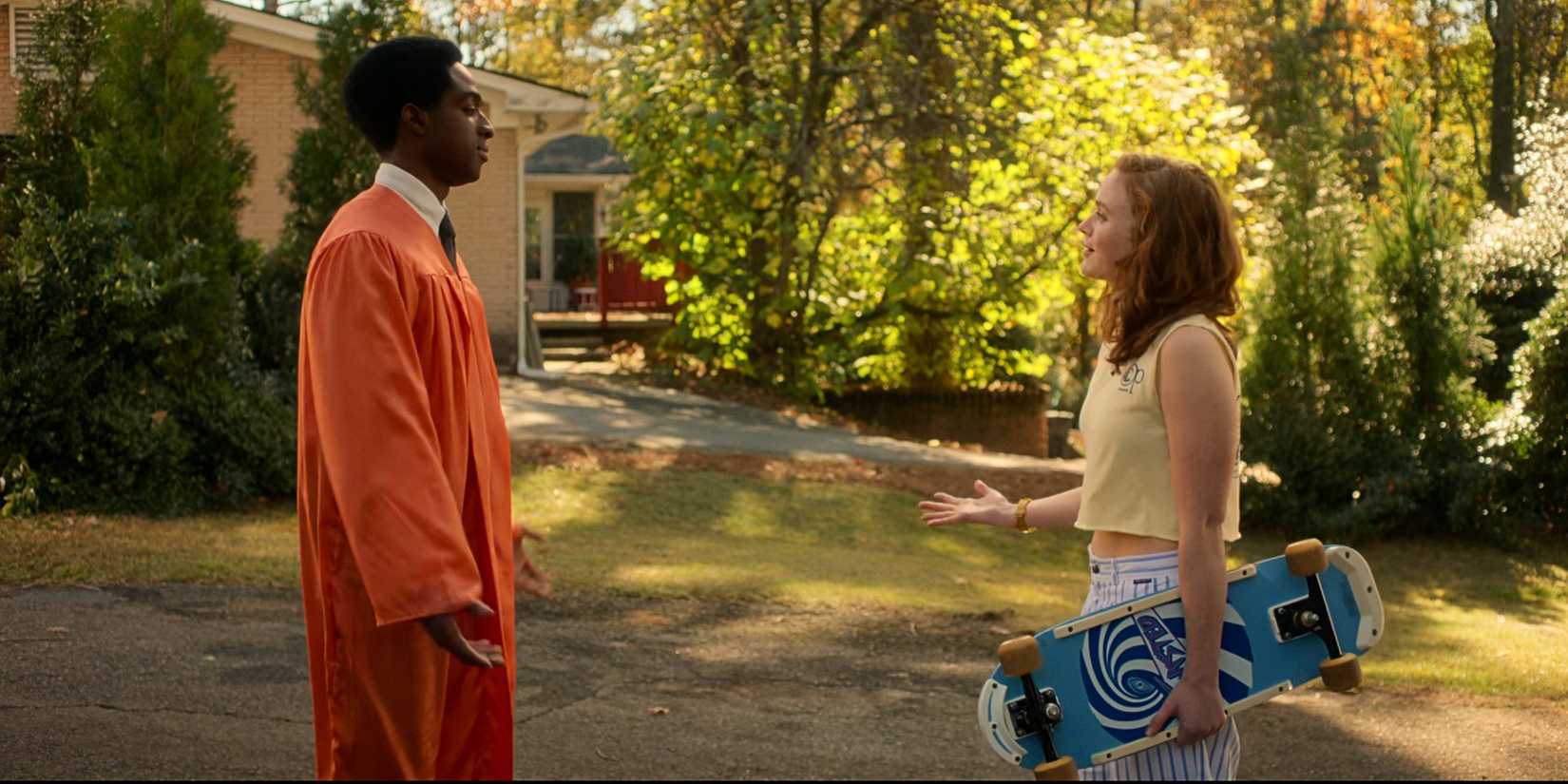 Lucas Sinclair (Caleb McLaughlin) dan Max Mayfield (Sadie Sink) berbagi momen di serial final 'Stranger Things'