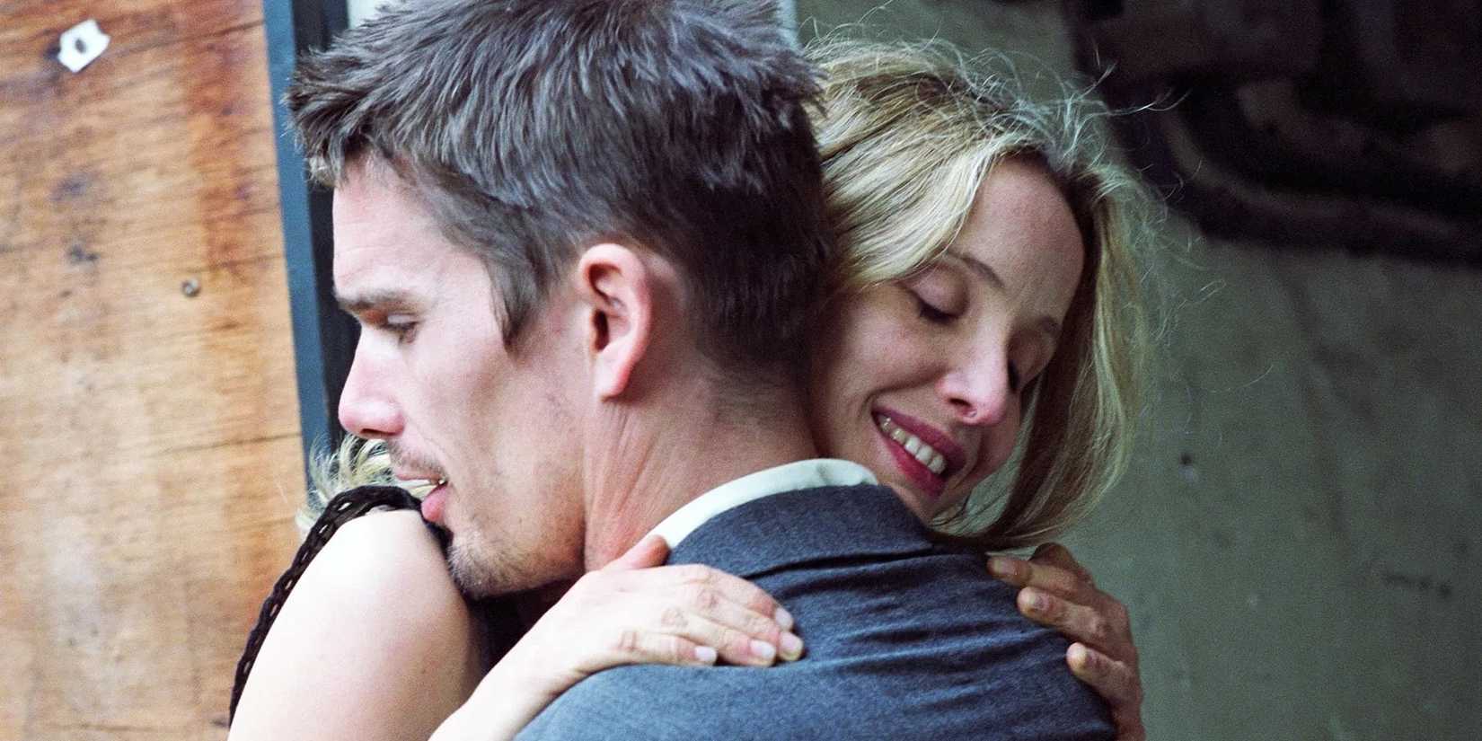 Ethan Hawke and Julie Delpy embracing in Before Sunset 