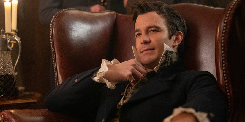 Luke Thompson sedang berbaring di kursi di Bridgerton Musim 4, Episode 4.