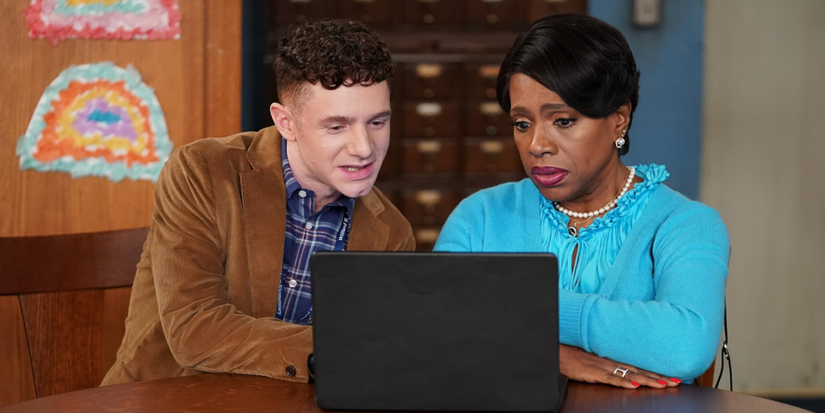 Chris Perfetti and Sheryl Lee Ralph staring at a laptop in Abbott Elementary