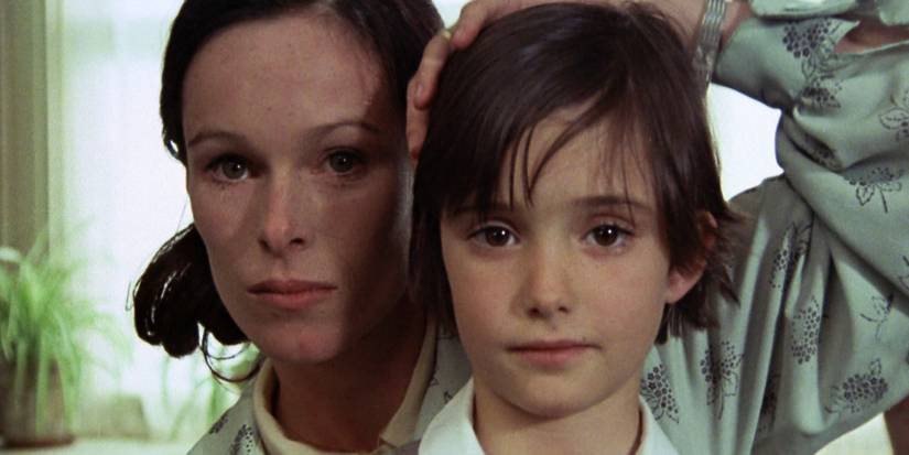 Geraldine Chaplin and a young boy in Cría Cuervos