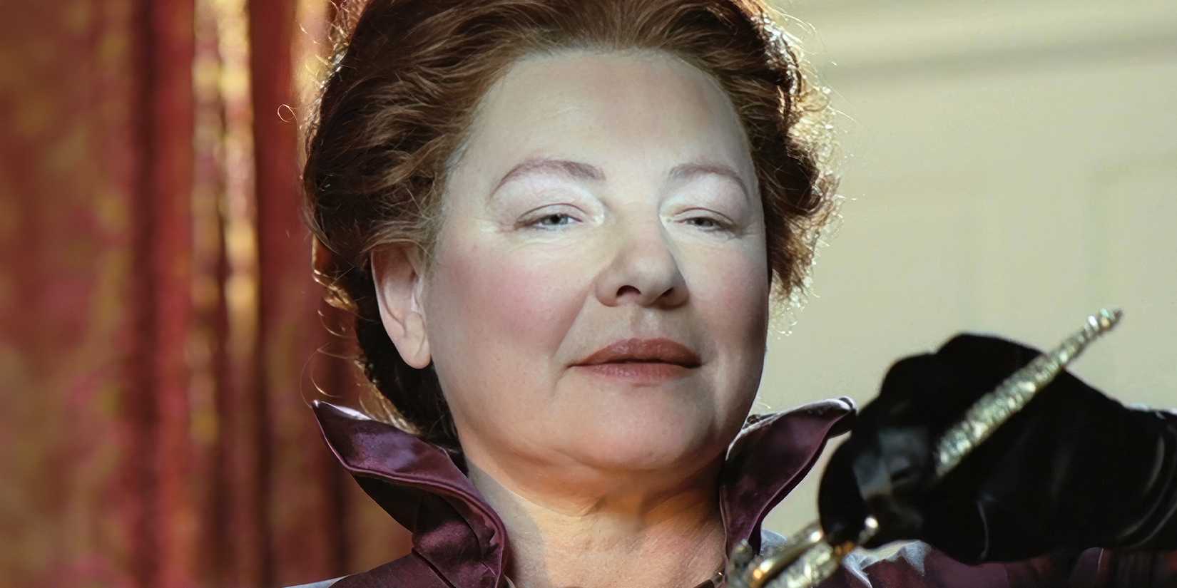 Dianne Wiest smiling as the Evil Queen in The 10th Kingdom