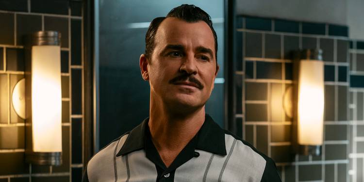 Justin Theroux standing in front of a mirror in Fallout Season 2
