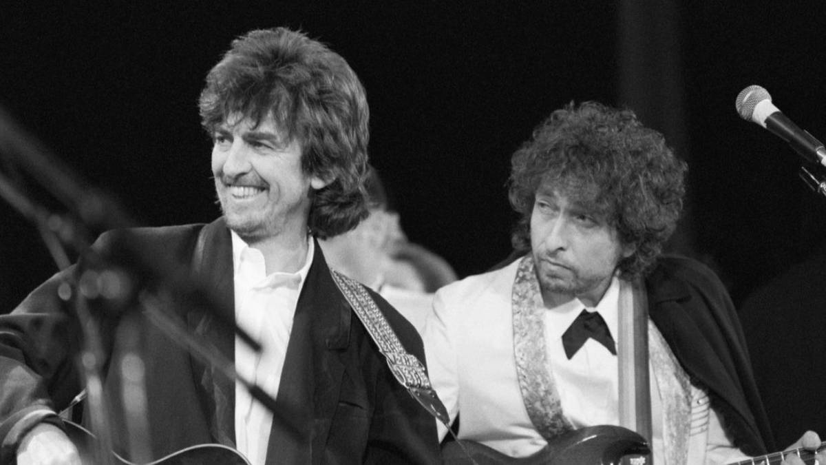 George-Harrison-and-Bob-Dylan-at-the-Rock-and-Roll-Hall-of-Fame-1988