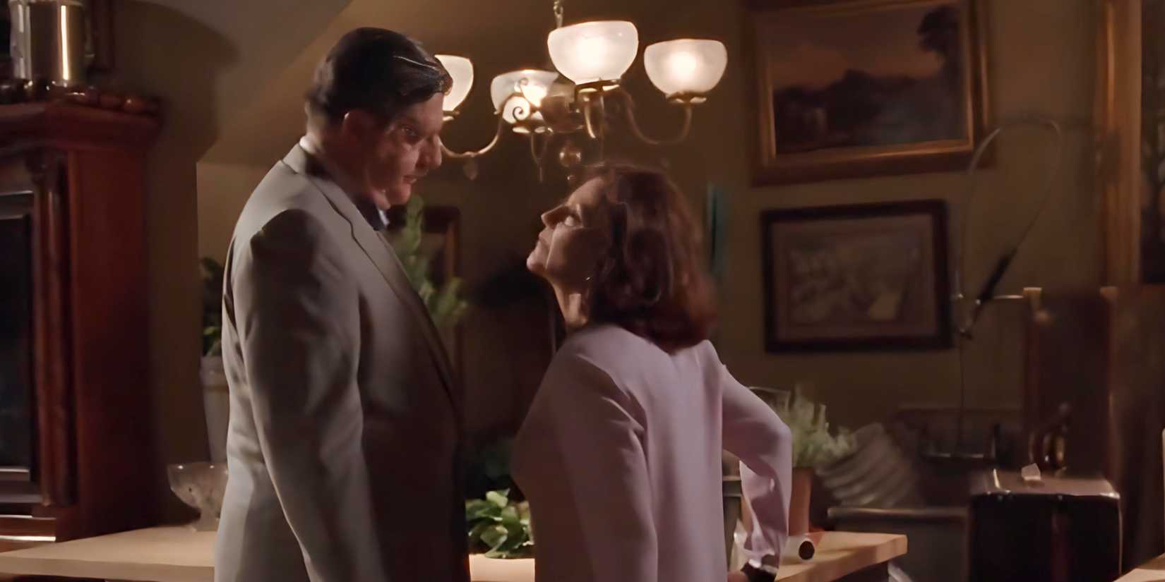 Richard (Edward Herrmann) and Emily (Kelly Bishop) argue in Gilmore Girls