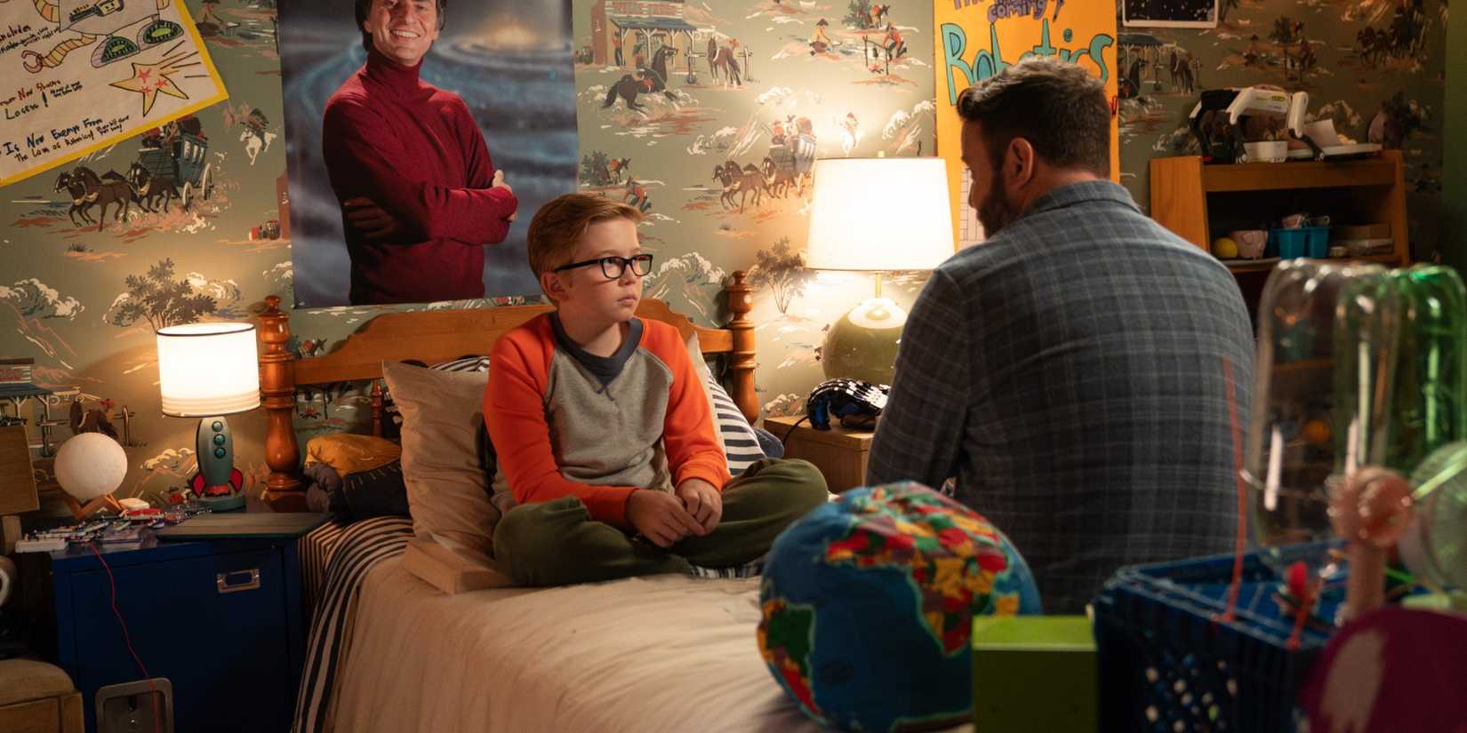 Ludo and Elliot Radavic talking in Elliot's room in High Potential Season 2