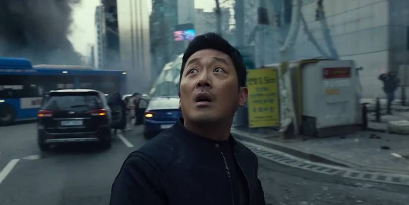 Ha Jung-woo looking at the destruction around him in 'Ashfall'.