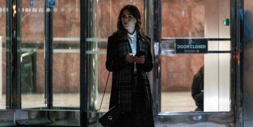 Kiernan Shipka sebagai Hayley Clay berdiri di luar dengan mantel di ponselnya di Musim Industri 4