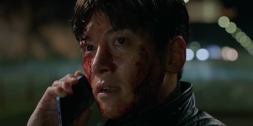 Tae-jung (Ji Changwook) answering a phone in 'The Manipulated'