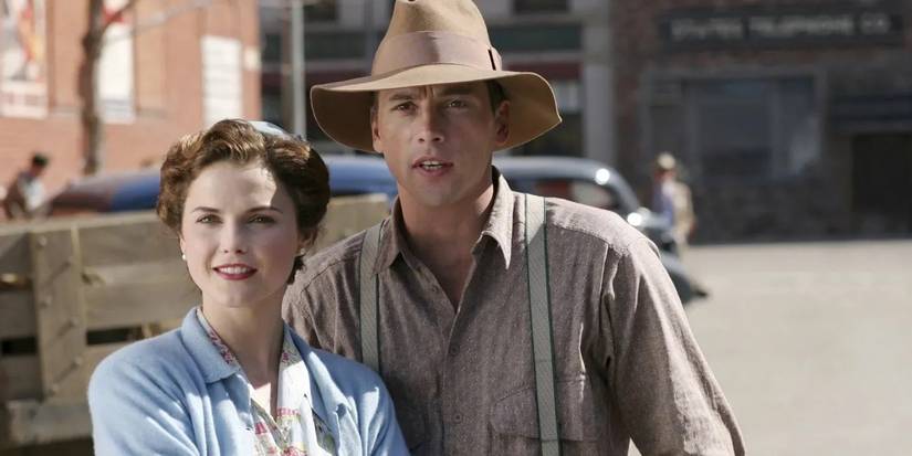 Livy (Keri Russell) and Ray (Skeet Ulrich) staring out into the distance.