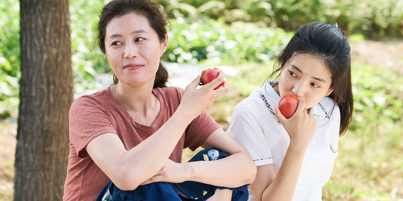 Kim Tae-ri and Moon So-ri eating a fruit in Little Forest